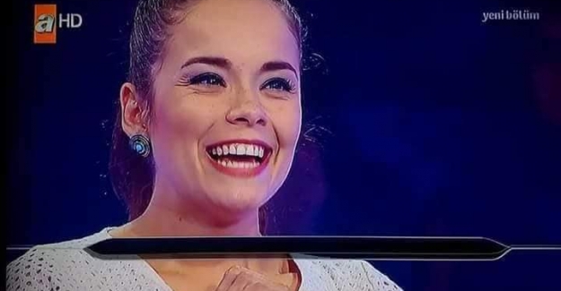 Adı Selin Anaokulu Öğretmeni. ATV 'de "Kim Milyoner olmak ister?" yarışmasına katılıyor.