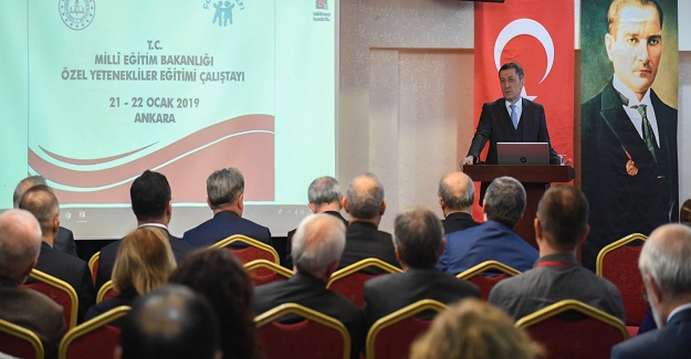 BAKAN SELÇUK, “ÖZEL YETENEKLİLER” EĞİTİMİ ÇALIŞTAYI’NDA