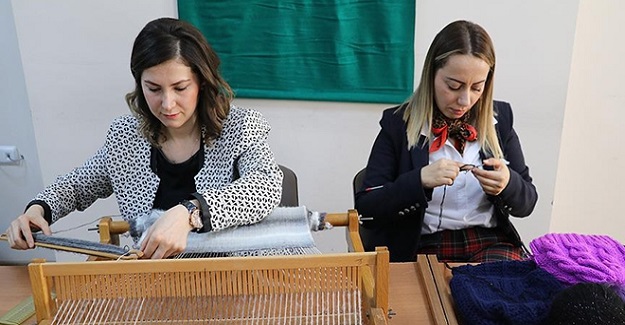 Öğretmenler Boş Zamanlarında Öğrencilerini Isıtmak İçin Atkı Ve Bere Örüyorlar