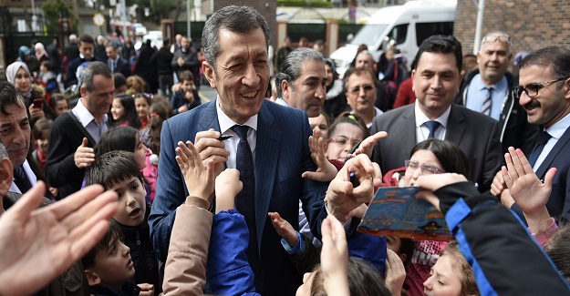 BAKAN ZİYA SELÇUK: ÖĞRETMENLERİMİZİN GÖZÜNDEKİ IŞIK, ÇOCUKLARIMIZIN UMUT KAYNAĞI”