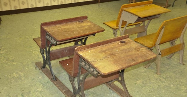 1994 Yılında Parasızlık Yüzünden Okul Hayatını Bırakmak Üzereyken, Öğrencisine Kol Kanat Gerip Yardım Eden Öğretmen