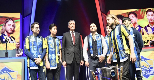 BAKAN SELÇUK, E-SPOR FİNALİNE KATILDI
