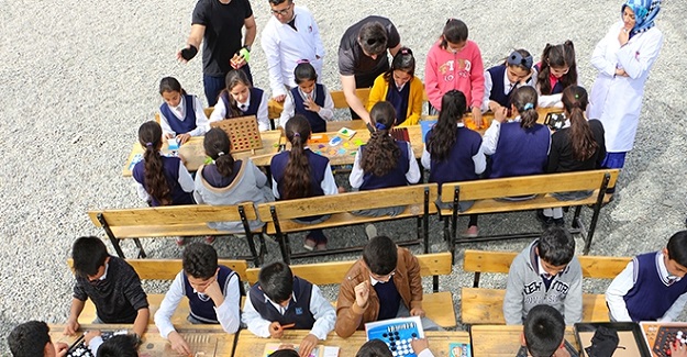 Bu Öğretmenler Köy Köy Gezip Yetenekli Öğrenci Arıyor.