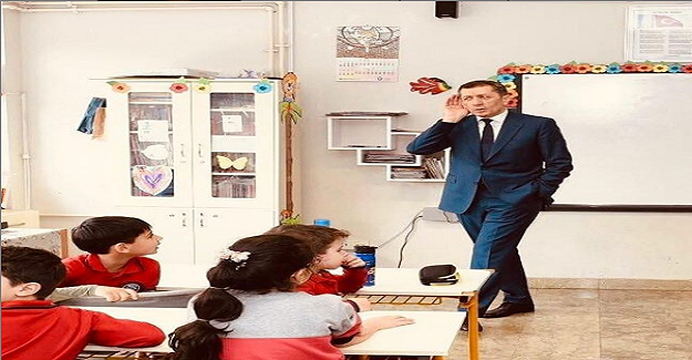 Milli Eğitim Bakanı Ziya Selçuk; Ziyaret ettiğim okullarda çocuklarla sohbet ediyorum.