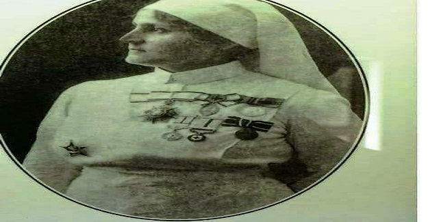 Bir gün bir İngiliz yaralısı bulduk, gemiye getirdik.