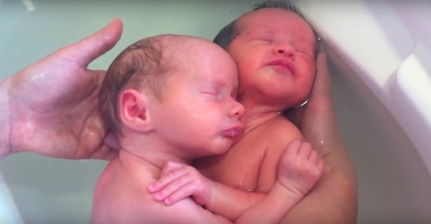 Kendilerini Hala Anne Karnında Sanan İkizlerin Görüntüleri Olay Oldu