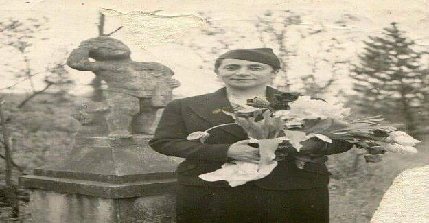 1891 yılında İstanbul’da dünyaya gözlerini açar.  6 kişilik ailenin en küçük ve en zeki kız çocuğudur. 