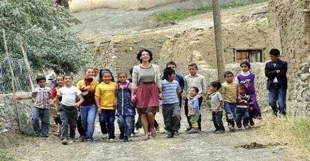 "Bir gün öğretmenler odasında sınav kâğıtlarını okuyordum. Bir yandan da kız öğrencilerin yanlış olan cevaplarını silip, sınıfı geçecek notu alacak şekilde düzeltiyordum.