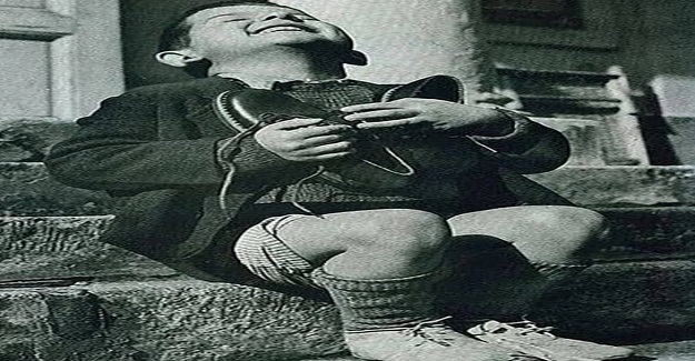 İlkokul beşinci sınıfın en arka sıralarında oturan sessiz sedasız, ön sıradaki Ömer'in arkasına saklanan bir çocuktu Ayhan.
