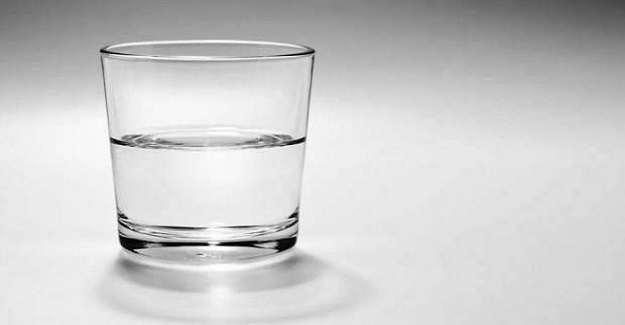 Profesör elinde içi dolu bir bardak tutarak dersine başladı Herkesin göreceği bir şekilde tutuyordu ve ardından sordu