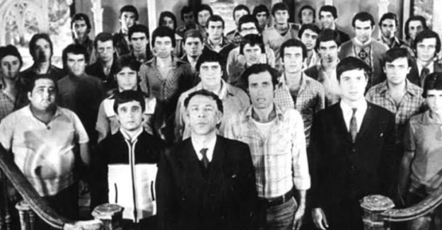 İstanbul Lisesi’nin onuncu sınıf öğretmeni Salih Hoca ile öğrenciler arasında garip bir olay gerçekleşir…