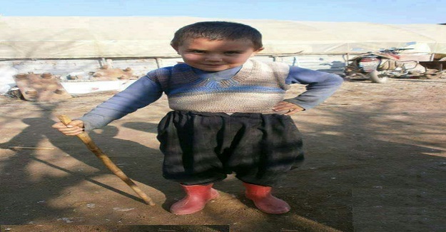 Anaokuluna giden bir çocuk zorlukla çizmelerini giymeye çalışıyordu.
