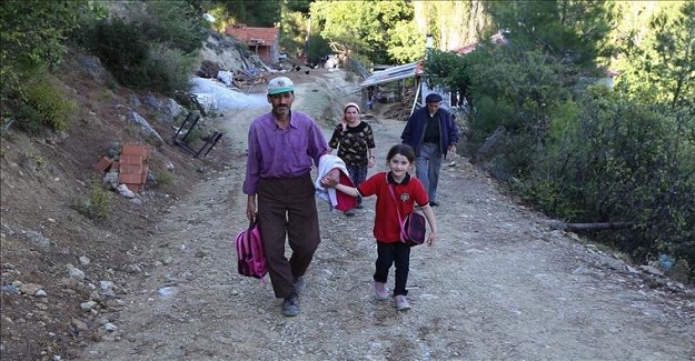 Okula Gidebilsin Diye Babasının Yol Yaptırdığı Küçük Gamze Yine Okula Gidemedi