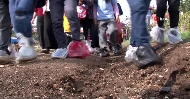 Ayaklarında Poşetle Okula Giden Öğrenciler, Yollarının Bir An Önce Yapılmasını İstiyor