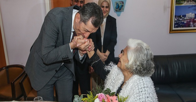 BAKAN SELÇUK, HUZUREVİNDEKİ EMEKLİ ÖĞRETMENLERİ ZİYARET ETTİ