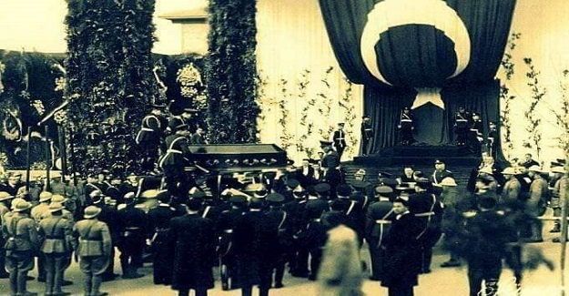Yıl 1929 baskılı D. von Mikusch'un ''GASI MUSTAFA KEMAL'' kitabının arasından 1938 yılına ait, yani sonradan kesilip konmuş bir gazete kupürü.