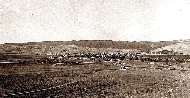 Eğitim kurumunun, öğrencilerinin ve öğretmenlerinin emeğiyle bozkırda yoktan var edilişinin ve gelişmesinin her aşamasını görüntüledi.