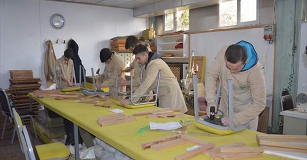 Meslek Lisesi Öğrencileri Harçlıklarını Okuldaki Atölye Derslerinden Çıkarıyor