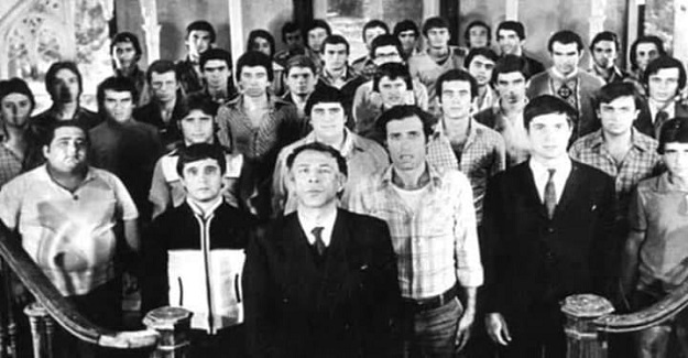 İstanbul Lisesi’nin onuncu sınıf öğretmeni Salih Hoca ile öğrenciler arasında garip bir olay gerçekleşir…