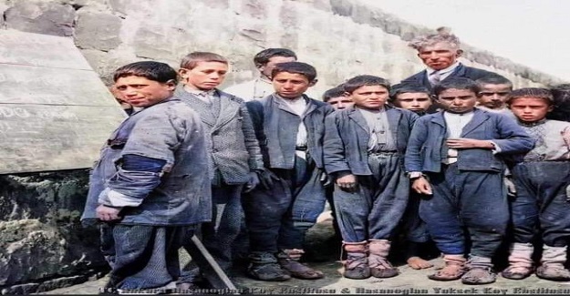 Ali Köyünden okula yeni gelmiş. Öğretmeni ona basımevinin sobasını yakma görevi vermiş.