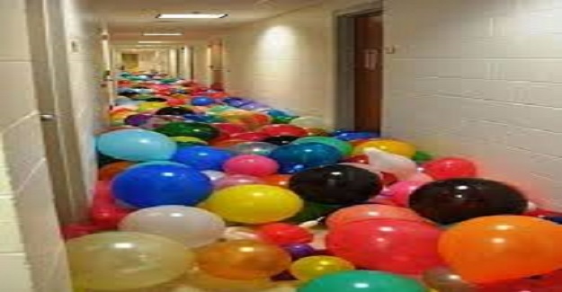 Bir öğretmen okula balonlar getirmiş ve çocuklara isimlerini yazıp şişirmelerini söylemiş.