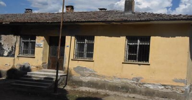 Tahsin'in babası subaydı. Tayinci çocuğu derlerdi. Erzurum'a gittiler okul yıllarında... Bir oda, beş sınıf; ikiden başladı.