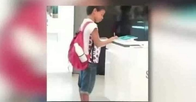 10 Yaşındaki Çocuk, Her Gün Teknoloji Mağazasına Giderek Tabletlerle İlgileniyor