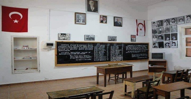Kara tahtada da isimlerin yazılı bulunduğu bu ilkokul sınıfı Kuzey Kıbrıs Türk Cumhuriyeti'ndedir.