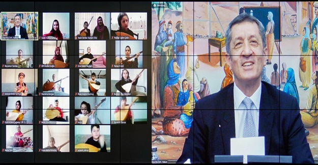 Öğrencilerine Gönüllü Olarak Bağlama Öğreten Sınıf Öğretmeni