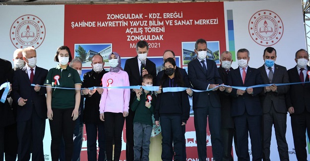 Bakan Selçuk: Öğretmenlerimizle sohbet edip, öğrencilerimizle dertleşti