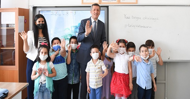 Ziya Öğretmen Köy Okulu Öğrencilerinin Karnelerini Dağıttı