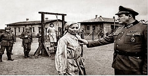 Birinci ve İkinci Dünya savaşlarını yaşamış ve savaşın, dehşetin tam ortasında kalmış bir çocuk yıllar sonra Almanya’da bir liseye müdür olur.
